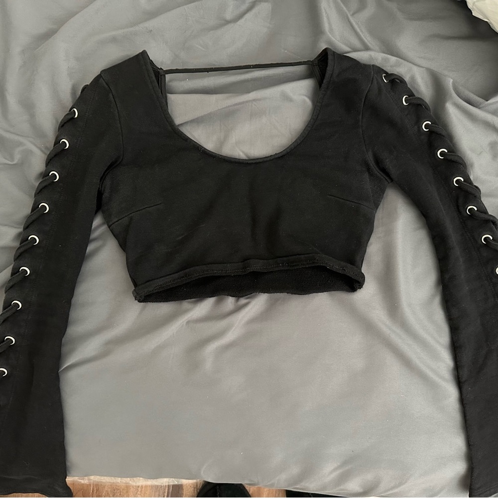 Black crop top w lace sleeve detailing